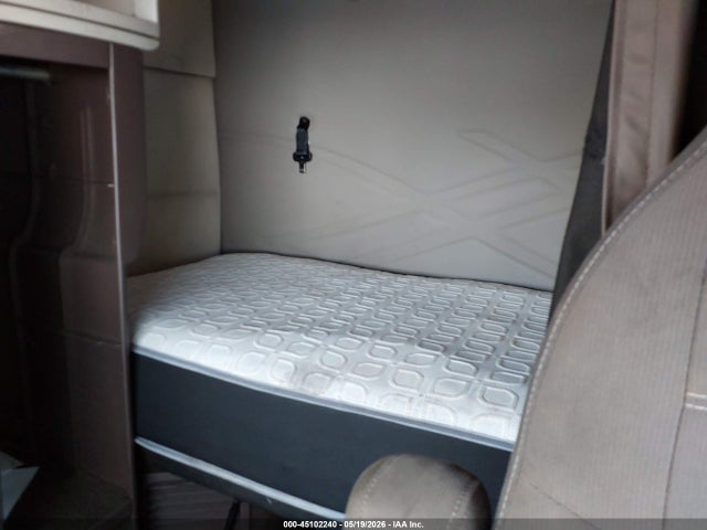 45102240 :رقم المزاد ، 4V4NC9KJ3FN913729 vin ، 2015 Volvo Vn Vnl مزاد بيع