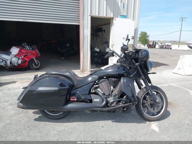 5VPBA36NXE3037980 Victory Motorcycles Cross Roads 8-ball