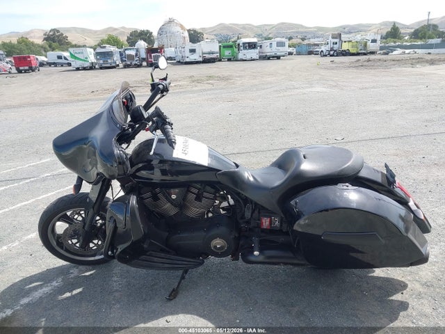 5VPBA36NXE3037980 Victory Motorcycles Cross Roads 8-ball