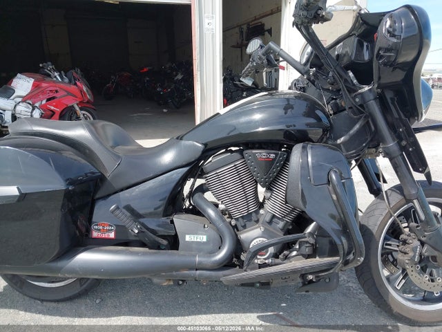 5VPBA36NXE3037980 Victory Motorcycles Cross Roads 8-ball