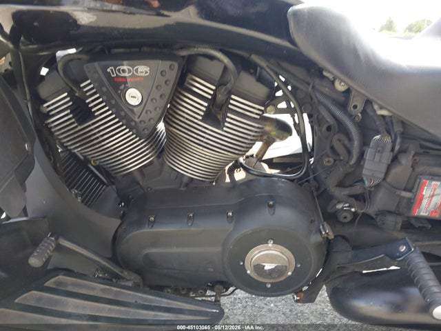 5VPBA36NXE3037980 Victory Motorcycles Cross Roads 8-ball