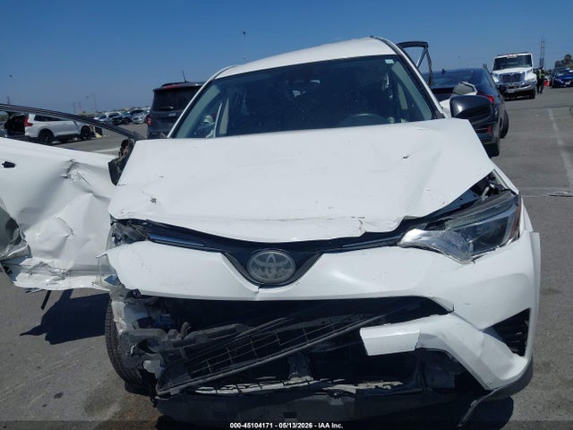 JTMZFREV0JJ729156 Toyota RAV4 LE