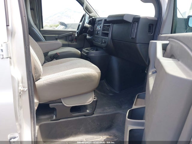Chevrolet Express 2500 Work Van 2018 1GCWGAFG4J1272756 Image 5
