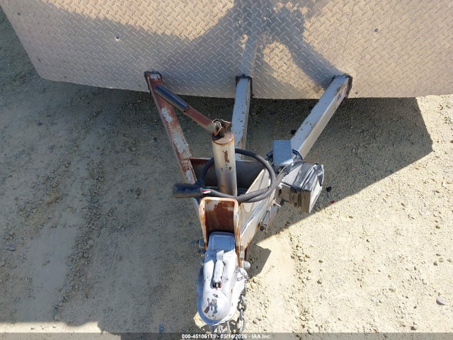 45105179 :رقم المزاد ، 4D6EB1421FA035336 vin ، 2015 Cargo Craft Enclosed Trailer مزاد بيع