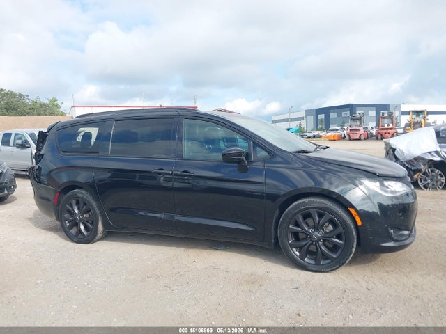45105809 :رقم المزاد ، 2C4RC1FG3JR356717 vin ، 2018 Chrysler Pacifica Touring Plus مزاد بيع