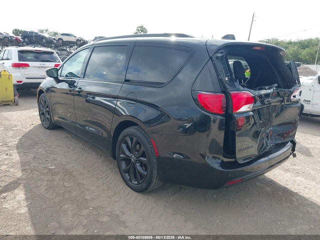 45105809 :رقم المزاد ، 2C4RC1FG3JR356717 vin ، 2018 Chrysler Pacifica Touring Plus مزاد بيع