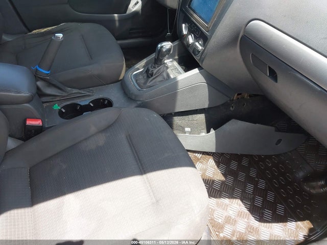 45106311 :رقم المزاد ، 3VWD17AJ2FM239437 vin ، 2015 Volkswagen Jetta 1.8t Se مزاد بيع