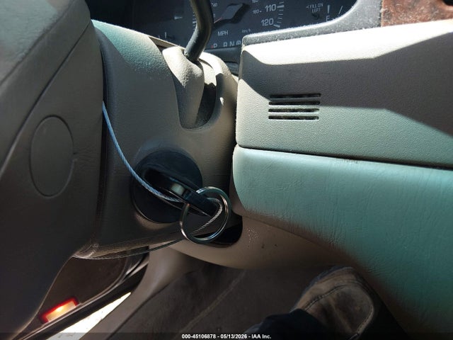 45106878 :رقم المزاد ، 1LNHM82W0YY821776 vin ، 2000 Lincoln Town Car Signature مزاد بيع