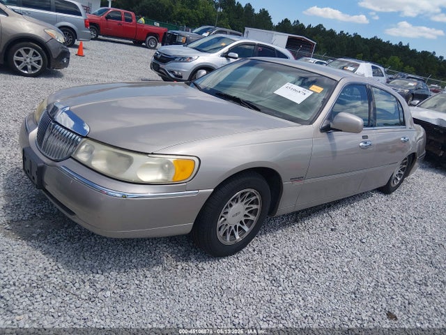 45106878 :رقم المزاد ، 1LNHM82W0YY821776 vin ، 2000 Lincoln Town Car Signature مزاد بيع