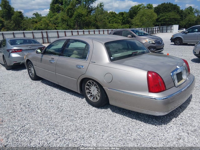 45106878 :رقم المزاد ، 1LNHM82W0YY821776 vin ، 2000 Lincoln Town Car Signature مزاد بيع