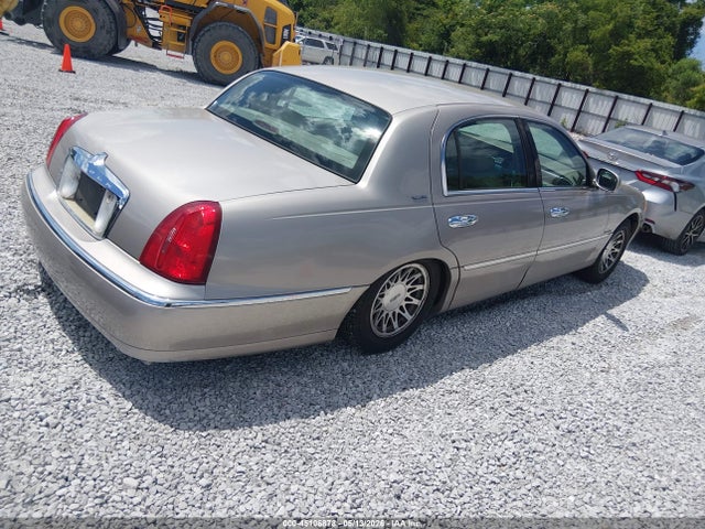 45106878 :رقم المزاد ، 1LNHM82W0YY821776 vin ، 2000 Lincoln Town Car Signature مزاد بيع
