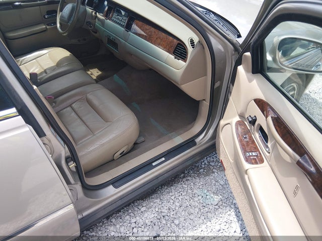 45106878 :رقم المزاد ، 1LNHM82W0YY821776 vin ، 2000 Lincoln Town Car Signature مزاد بيع