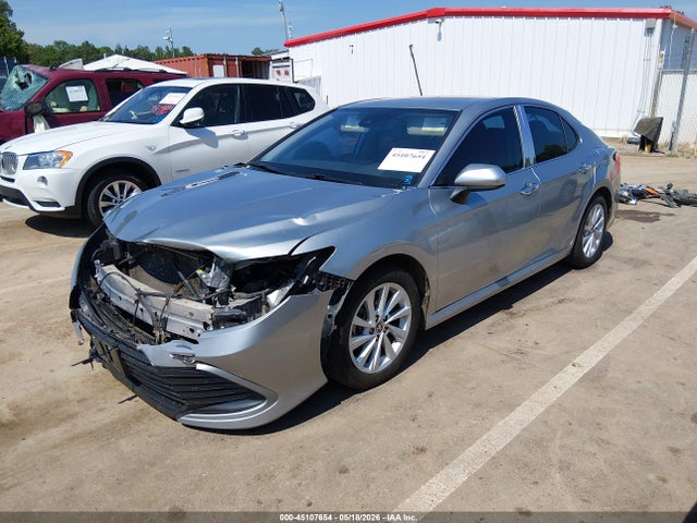 45107654 :رقم المزاد ، 4T1C11AK6NU692406 vin ، 2022 Toyota Camry Le مزاد بيع