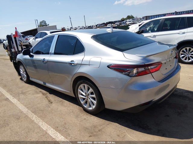 45107654 :رقم المزاد ، 4T1C11AK6NU692406 vin ، 2022 Toyota Camry Le مزاد بيع