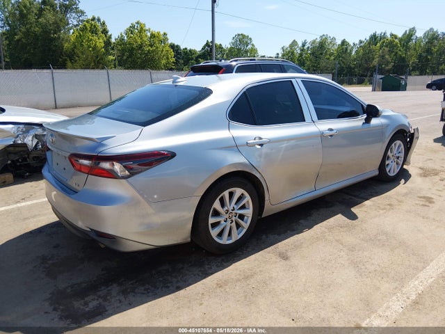 45107654 :رقم المزاد ، 4T1C11AK6NU692406 vin ، 2022 Toyota Camry Le مزاد بيع