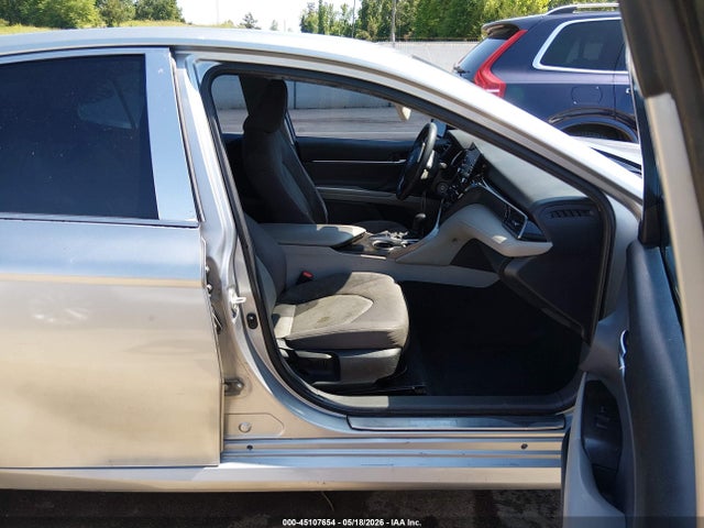 45107654 :رقم المزاد ، 4T1C11AK6NU692406 vin ، 2022 Toyota Camry Le مزاد بيع