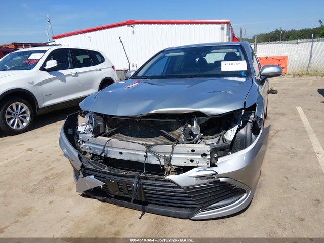 45107654 :رقم المزاد ، 4T1C11AK6NU692406 vin ، 2022 Toyota Camry Le مزاد بيع