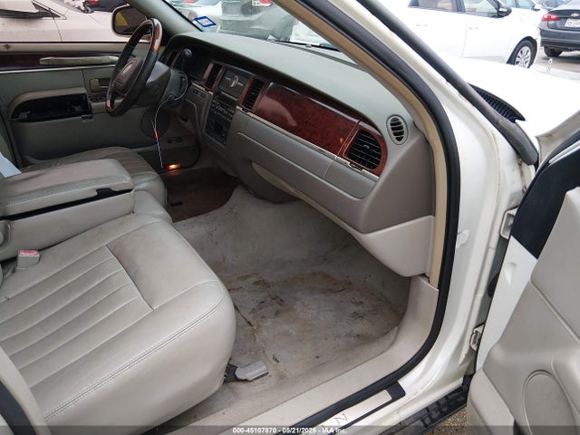 Продаж на аукціоні авто 2003 Lincoln Town Car Signature, vin: 1LNHM82W03Y682743, номер лоту: 45107870