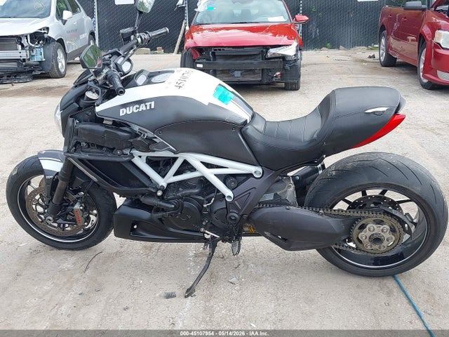 Ducati Diavel 2015 ZDM13BSW4FB020925 Image 14