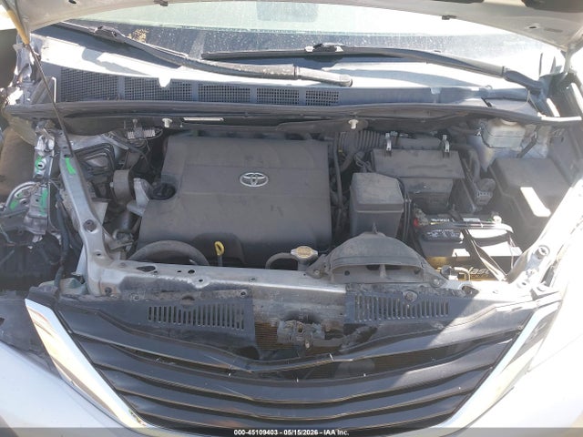 2014 Toyota Sienna Le V6 8 Passenger მანქანა იყიდება აუქციონზე, vin: 5TDKK3DC3ES407999, აუქციონის ნომერი: 45109403