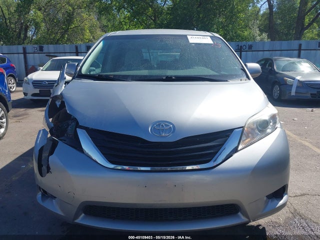 2014 Toyota Sienna Le V6 8 Passenger მანქანა იყიდება აუქციონზე, vin: 5TDKK3DC3ES407999, აუქციონის ნომერი: 45109403