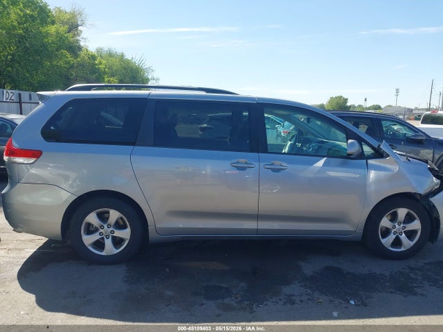 2014 Toyota Sienna Le V6 8 Passenger მანქანა იყიდება აუქციონზე, vin: 5TDKK3DC3ES407999, აუქციონის ნომერი: 45109403