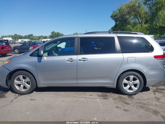 2014 Toyota Sienna Le V6 8 Passenger მანქანა იყიდება აუქციონზე, vin: 5TDKK3DC3ES407999, აუქციონის ნომერი: 45109403