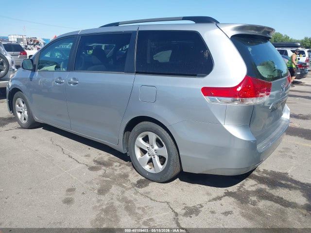 2014 Toyota Sienna Le V6 8 Passenger მანქანა იყიდება აუქციონზე, vin: 5TDKK3DC3ES407999, აუქციონის ნომერი: 45109403