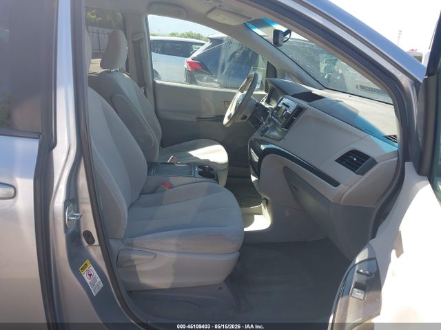2014 Toyota Sienna Le V6 8 Passenger მანქანა იყიდება აუქციონზე, vin: 5TDKK3DC3ES407999, აუქციონის ნომერი: 45109403