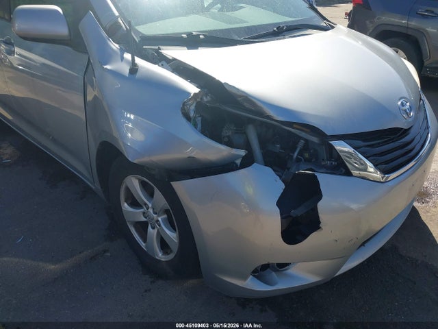 2014 Toyota Sienna Le V6 8 Passenger მანქანა იყიდება აუქციონზე, vin: 5TDKK3DC3ES407999, აუქციონის ნომერი: 45109403
