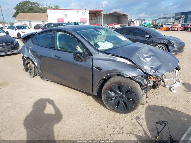 2024 Tesla Model Y Long Range Dual Motor All-wheel Drive მანქანა იყიდება აუქციონზე, vin: 7SAYGDEE3RA327081, აუქციონის ნომერი: 45110229