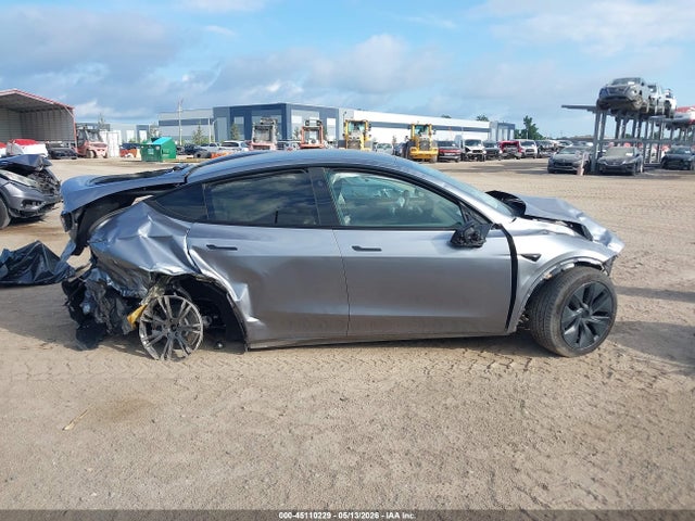 Продажа на аукционе авто 2024 Tesla Model Y Long Range Dual Motor All-wheel Drive, vin: 7SAYGDEE3RA327081, номер лота: 45110229