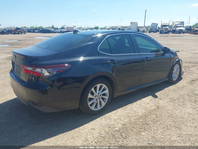 45110662 :رقم المزاد ، 4T1C11AK2NU631442 vin ، 2022 Toyota Camry Le مزاد بيع