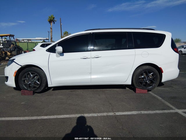 2018 Chrysler Pacifica Touring L Plus მანქანა იყიდება აუქციონზე, vin: 2C4RC1EG5JR234975, აუქციონის ნომერი: 45111647