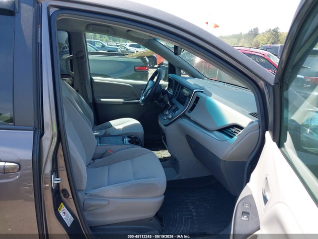 45112245 :رقم المزاد ، 5TDKZ3DC6HS816658 vin ، 2017 Toyota Sienna Le 8 Passenger مزاد بيع