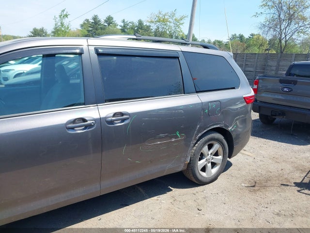 45112245 :رقم المزاد ، 5TDKZ3DC6HS816658 vin ، 2017 Toyota Sienna Le 8 Passenger مزاد بيع