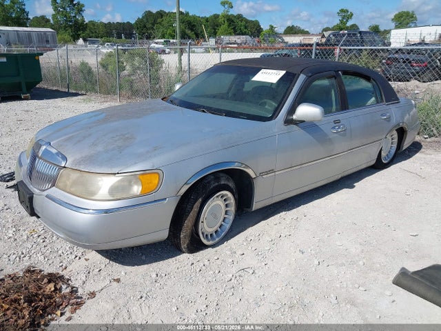 45112733 :رقم المزاد ، 1LNHM81W3YY846138 vin ، 2000 Lincoln Town Car Executive مزاد بيع
