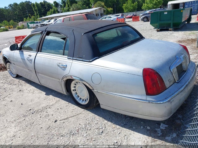 45112733 :رقم المزاد ، 1LNHM81W3YY846138 vin ، 2000 Lincoln Town Car Executive مزاد بيع