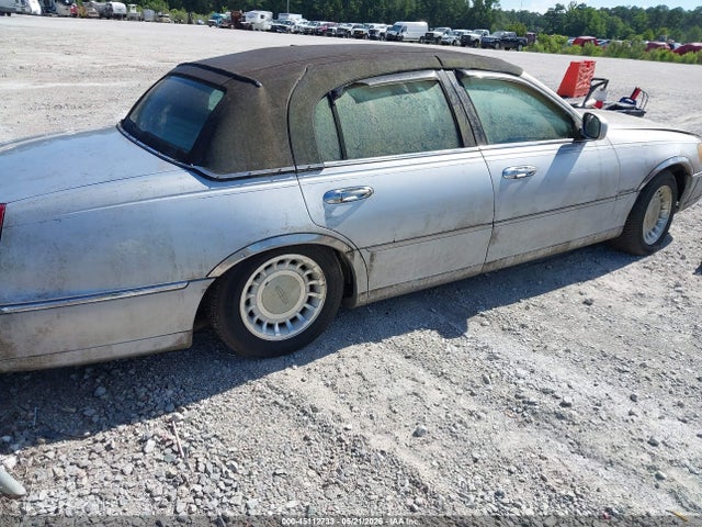 45112733 :رقم المزاد ، 1LNHM81W3YY846138 vin ، 2000 Lincoln Town Car Executive مزاد بيع