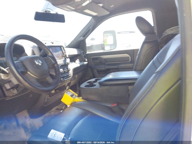 45113282 :رقم المزاد ، 3C7WRNCL9NG373952 vin ، 2022 Ram 5500 Chassis Tradesman/slt مزاد بيع
