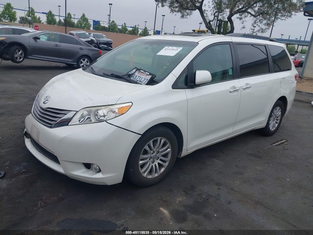 5TDYZ3DC2HS895711 Toyota Sienna Xle 8 Passenger