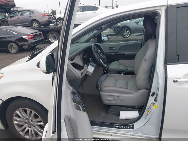 5TDYZ3DC2HS895711 Toyota Sienna Xle 8 Passenger