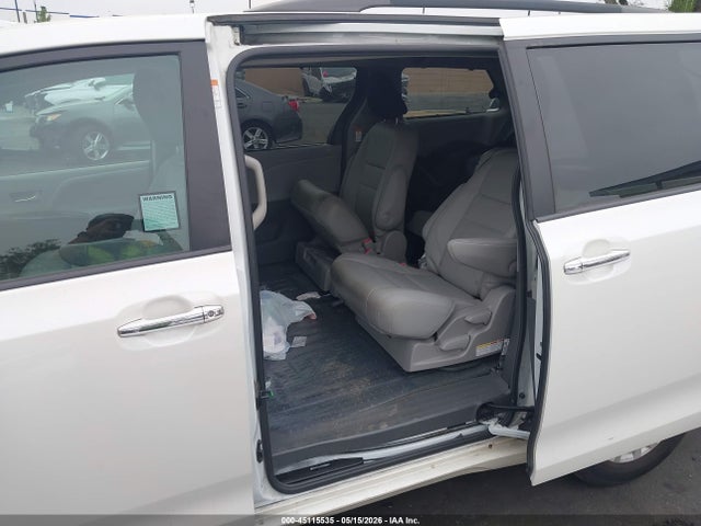 5TDYZ3DC2HS895711 Toyota Sienna Xle 8 Passenger