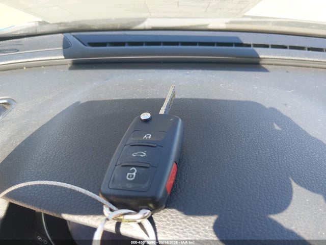 1VWDT7A38HC084120 Volkswagen Passat 1.8t R-line