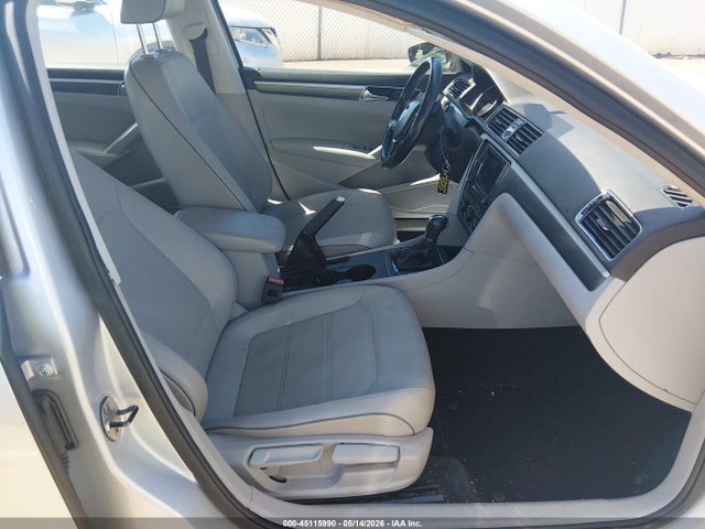 1VWDT7A38HC084120 Volkswagen Passat 1.8t R-line