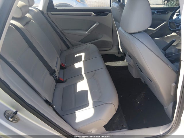 1VWDT7A38HC084120 Volkswagen Passat 1.8t R-line
