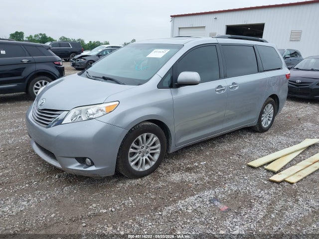 Toyota Sienna Xle 8 Passenger 2015 5TDYK3DC9FS656724 Image 2