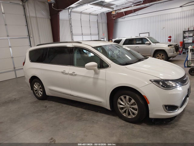 Продажа на аукционе авто 2017 Chrysler Pacifica Touring-l, vin: 2C4RC1BG6HR837836, номер лота: 45119828