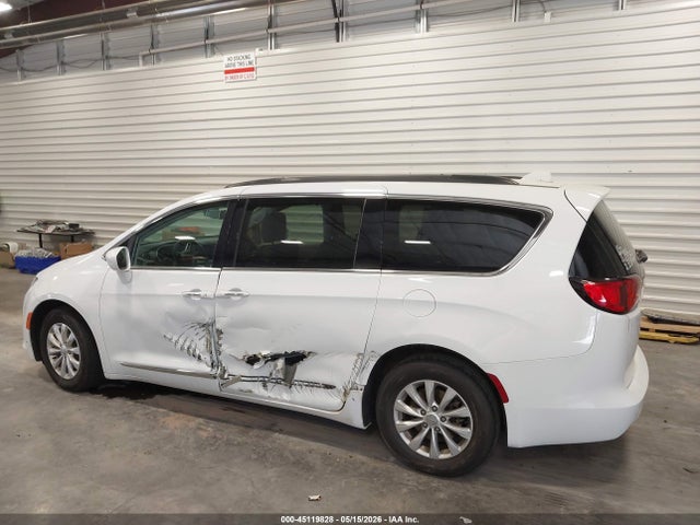 Продажа на аукционе авто 2017 Chrysler Pacifica Touring-l, vin: 2C4RC1BG6HR837836, номер лота: 45119828