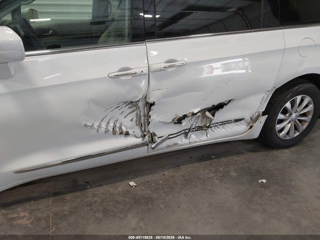 Продажа на аукционе авто 2017 Chrysler Pacifica Touring-l, vin: 2C4RC1BG6HR837836, номер лота: 45119828